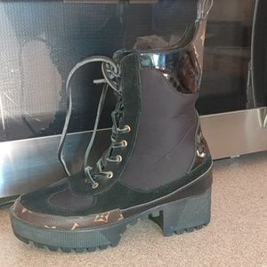 Louis Vuitton Laureate Desert boots